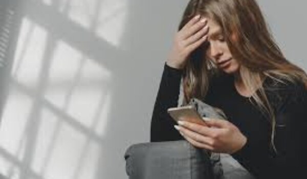 How does taking a break from social media impact the mental health of young women?